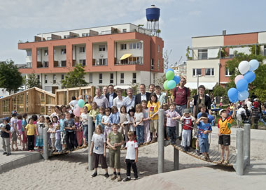 Kinder mit dem Oberbürgermeister auf dem neuen Spielplatz