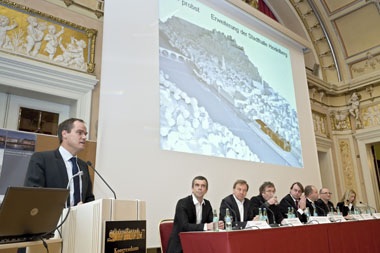 „Den historischen Standort ausbauen“: OB Dr. Eckart Würzner begrüßt die Bürger/-innen auf der Informationsveranstaltung zur Erweiterung der Stadthalle. (Foto: Rothe)