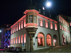 Moderne Beleuchtung hebt die Strukturen hervor, wie hier am Art-Hotel an der Ecke Grabengasse/Seminarstraße (Foto: Rothe)
