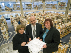 Xenia Hirschfeld vom Gebäudemanagement (l.), Büchereichefin Regine Wolf-Hauschild und Erster Bürgermeister Prof. Dr. Raban von der Malsburg mit den Umbauplänen (Foto: Rothe)