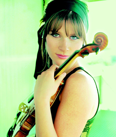 In grünes Licht getaucht sieht man Lisa Batiashvilli mit ihrer Geige