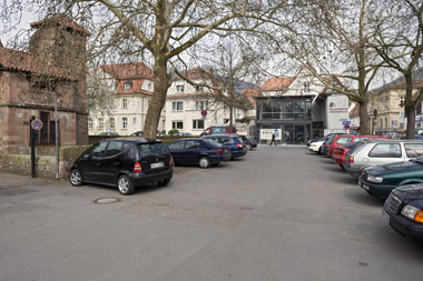 Der  Tiefburgplatz  soll  unter  anderem  durch Außenbewirtschaftung  des neuen Restaurants „Helmstätter Herrenhaus“ (im Hintergrund) aufgewertet werden.