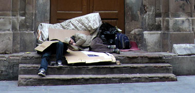 Zwei Obdachlose schlafend auf einer Treppe