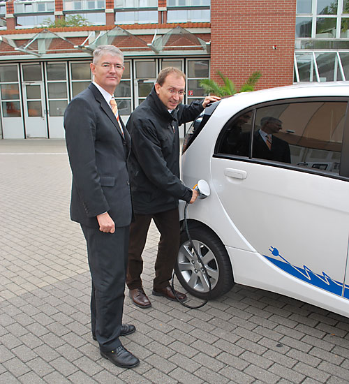 Alfred Kappenstein, Geschäftsführer Stadtwerke Heidelberg Netze, und Michael Teigeler, Geschäftsführer Stadtwerke Heidelberg Energie laden das erste Elektroauto der Serienproduktion 