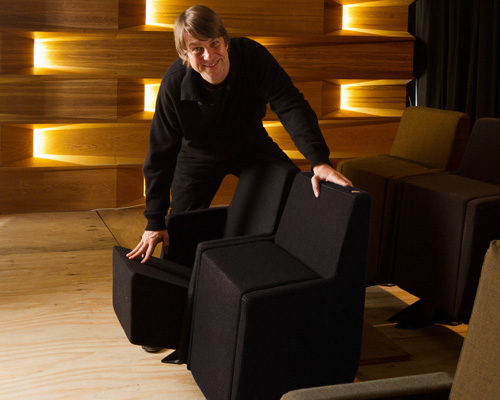 Theaterintendant Holger Schultze mit dem neuen Sessel