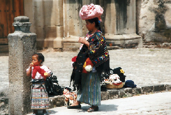 Eine Kunsthandwerkerin und ihre Tochter in traditioneller Bekleidung auf dem Weg zum Markt.