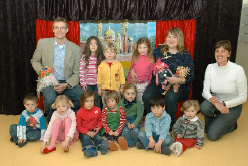 Lehrreiches Marionettentheater im Kindergarten Steinhofweg mit Reiner Greulich, Geschäftsführer von SicherHeid, Kindergartenleiterin Stefanie Adam (r.) und Puppenspielerin Hanne Heinstein. (Foto: Hentschel)