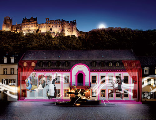 Abendliche 3-D-Licht­installation auf der Fassade der Akademie der Wissenschaften und das beleuchtete Heidelberger Schloss als Kulisse.