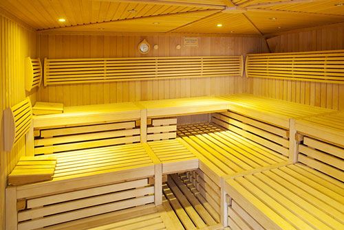 Einblick in die noch leere Sauna mit ihren Holzbänken 