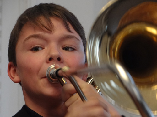 Trompete spielender Junge