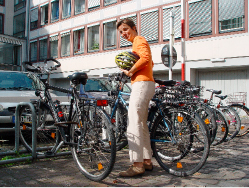 Claudia Kehrl, Mitarbeiterin im Amt für Öffentlichkeitsarbeit, fährt oft und gern mit dem Fahrrad vom Köpfel in Ziegelhausen zu ihrem Arbeitsplatz im Heidelberger Rathaus. (Foto: Stadt Heidelberg)