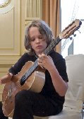 Johannes Philipp Wischmann an der Gitarre im Spiegelsaal des Prinz Carl