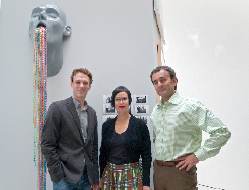 Johan Holten, der neue Direktor des Heidelberger Kunstvereins, mit den Künstlern Christiane Dellbrügge und Ralf de Moll (v.l.) (Foto: Rothe)