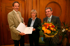 Von links: Dr. Ernst Baader, Oberbürgermeisterin Beate Weber, Roland Haag, Leiter des Personal- und Organisationsamtes 