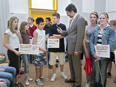 Bürgermeister Dr. Joachim Gerner sprach mit den Jugendlichen über ihre Erfahrungen an „ihren Arbeitsplätzen“. (Foto: Rothe)